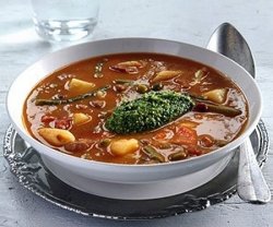 Gęsta zupa z makaronem i pesto